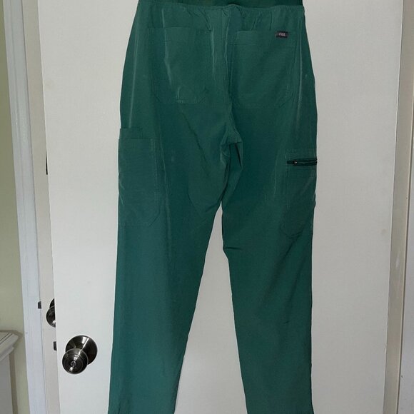 Figs FreeX Women's Scrub Set - Picture 4 of 5